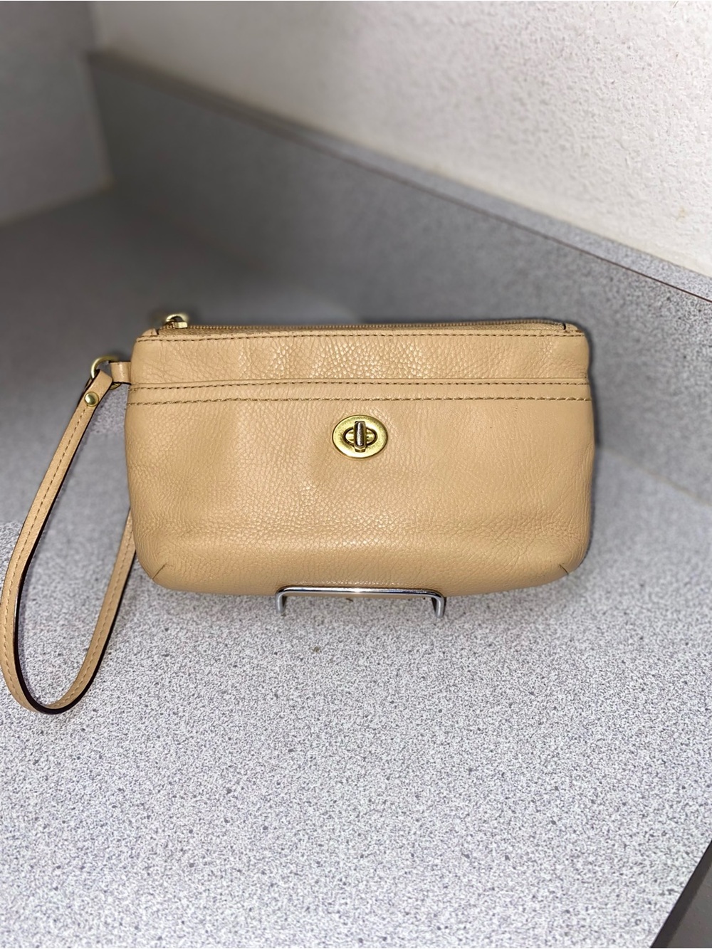 Coach Park F49472 Pebbled Leather Turnlock Wristlet Beige Stone GUC - Picture 1 of 11